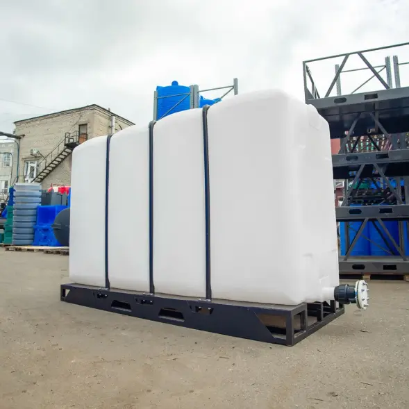 Емкость KR 4000л с 1 патрубком 63 мм белая в обрешетке (полный слив)