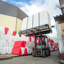 Емкость KR 4000л с 1 патрубком 63 мм белая с откидной крышкой в обрешетке (полный слив)