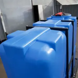 Емкость ST 2000л с патрубками 100мм под плотность до 1.2 г/см3 синяя в обрешетке