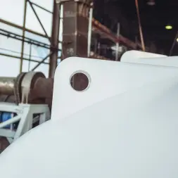 Емкость ЦКТ 5000 л с патрубком 110мм под плотность до 1,5 г/см3 белая в обрешетке с лестницей