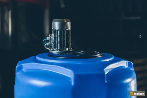 Емкость T 2000 синий с лопастной мешалкой