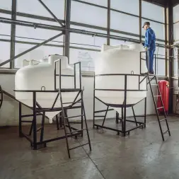 Емкость ЦКТ 5000 л с патрубком 90мм с фланцем под плотность до 1,5 г/см3 белая в обрешетке