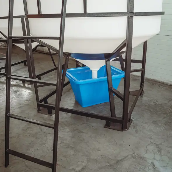 Емкость ЦКТ 3000 л с патрубком 160мм под плотность до 1,5 г/см3 белая в обрешетке